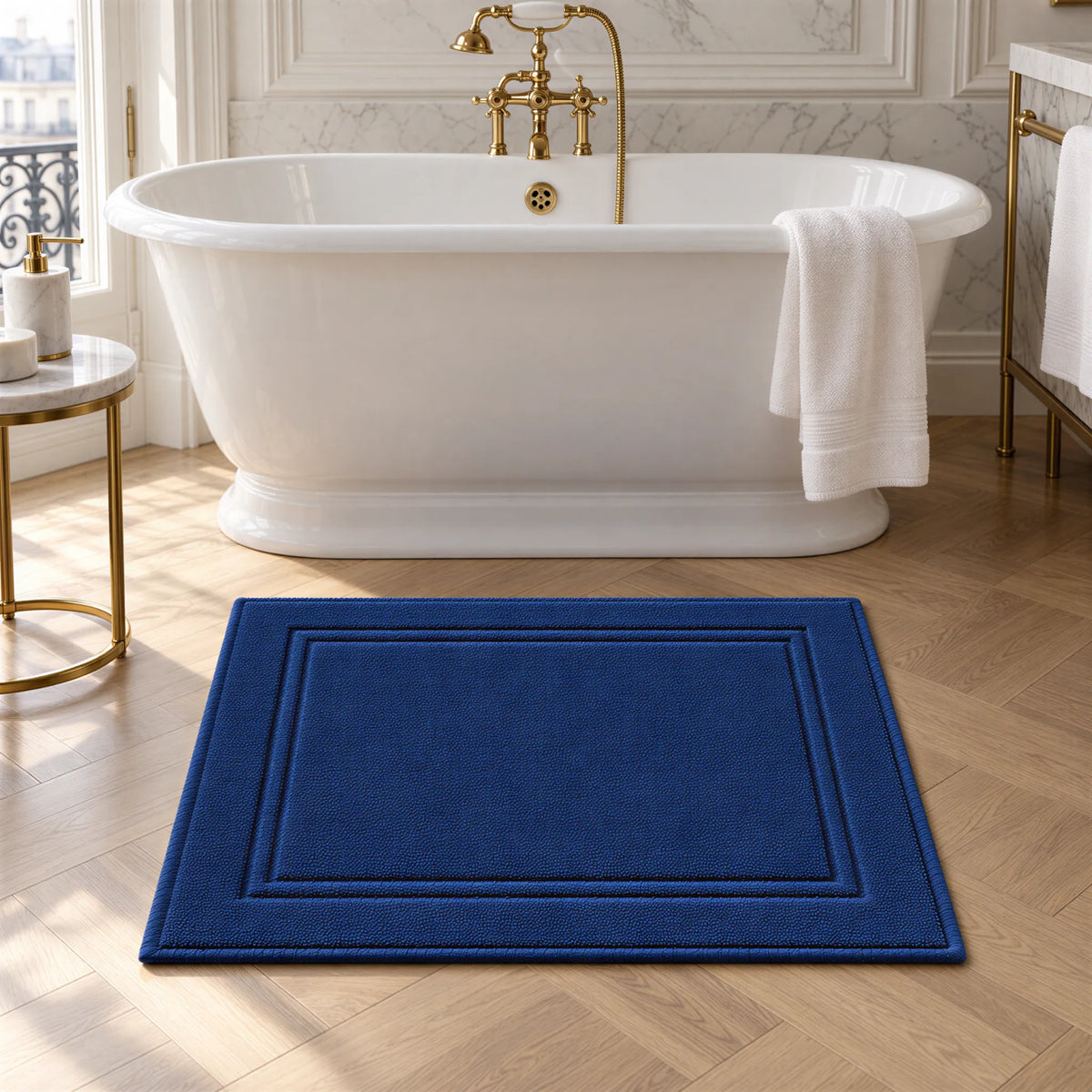 Badvorleger Navy aus Walkfrottee im hellen Badezimmer