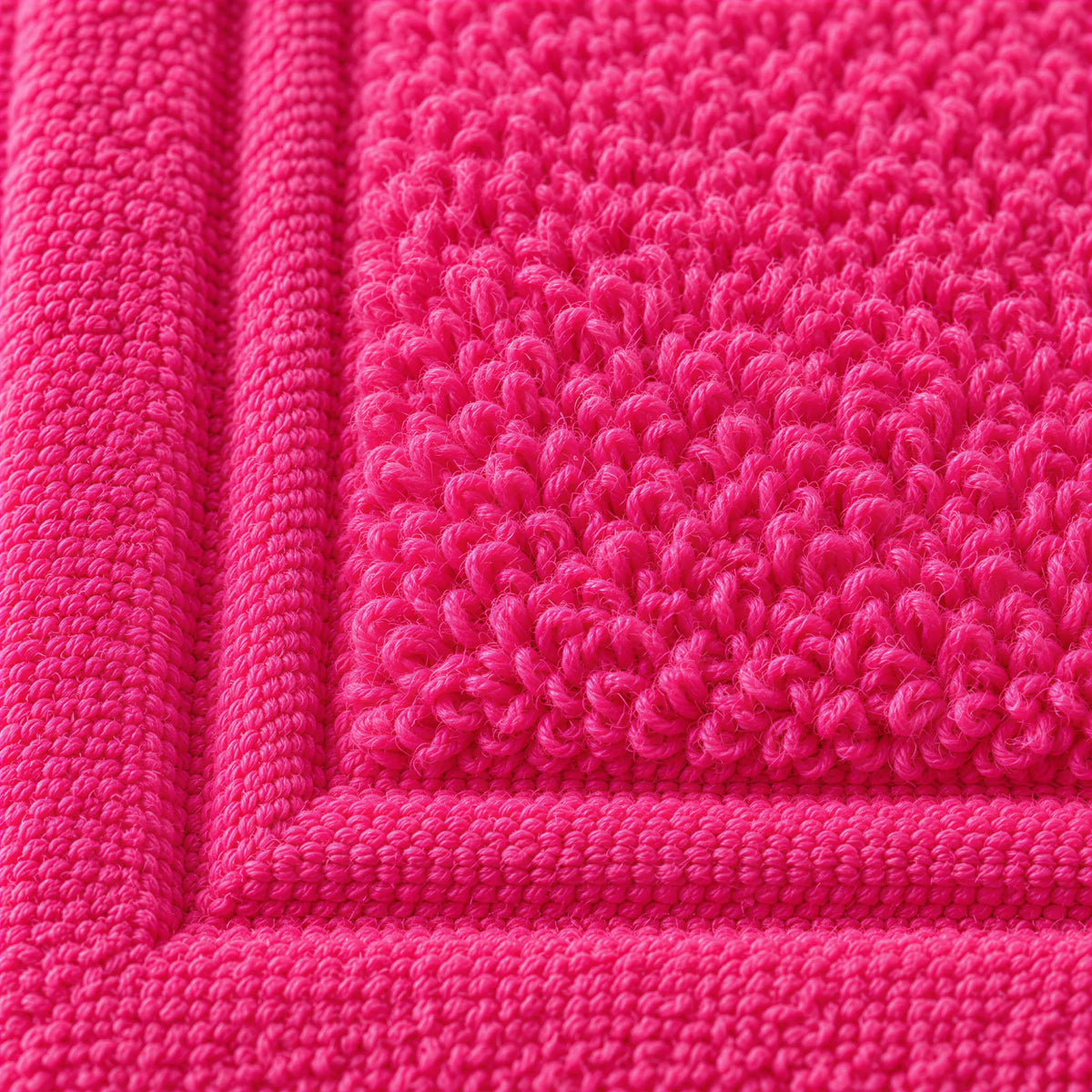 Nahaufnahme der weichen Frottee-Schlingen – Badvorleger Pink