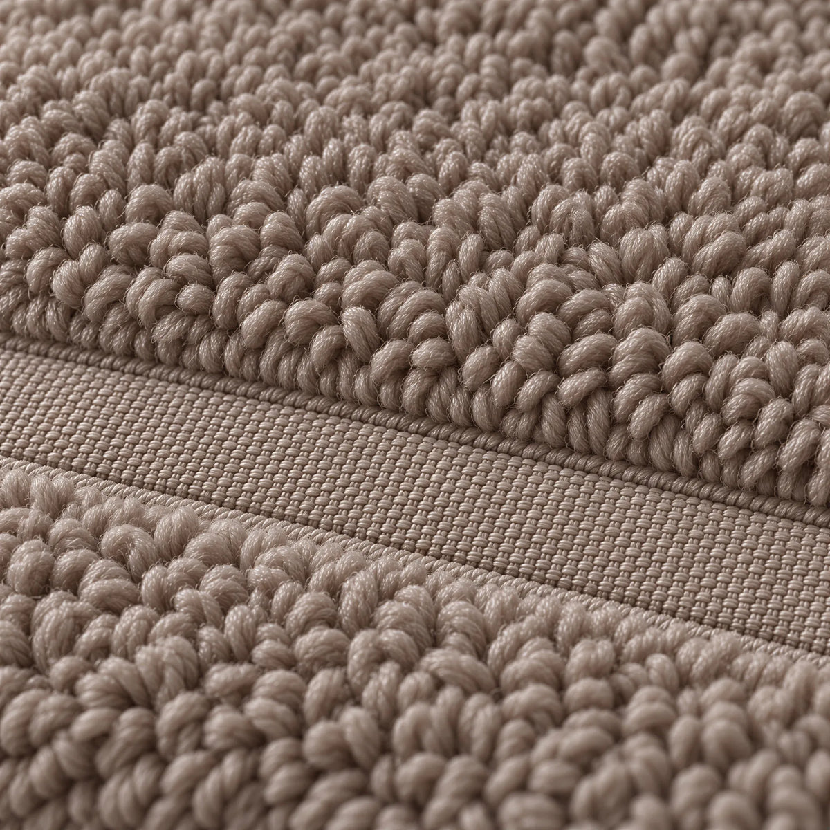 Nahaufnahme der Frottee-Schlingen – Badematte taupe