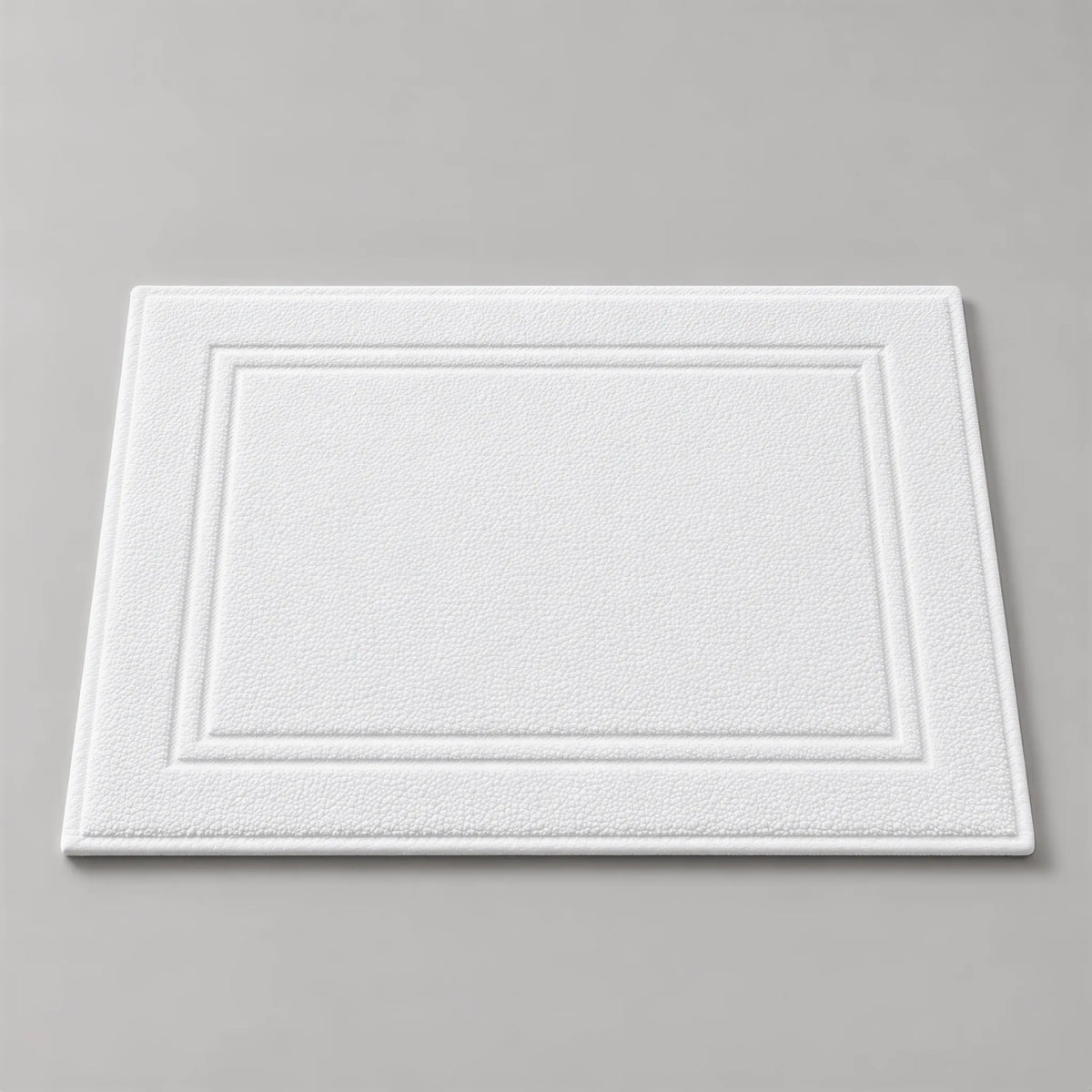 Badematte weiß aus Zwirnfrottee, 50 x 70 cm, gefaltet auf hellgrauem Hintergrund