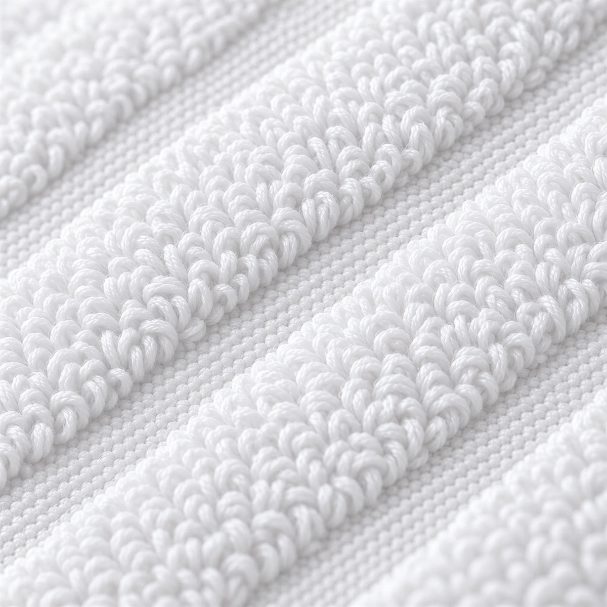Nahaufnahme der festen Zwirnfrottee-Schlingen mit Diagonalstreifen – Badematte weiß