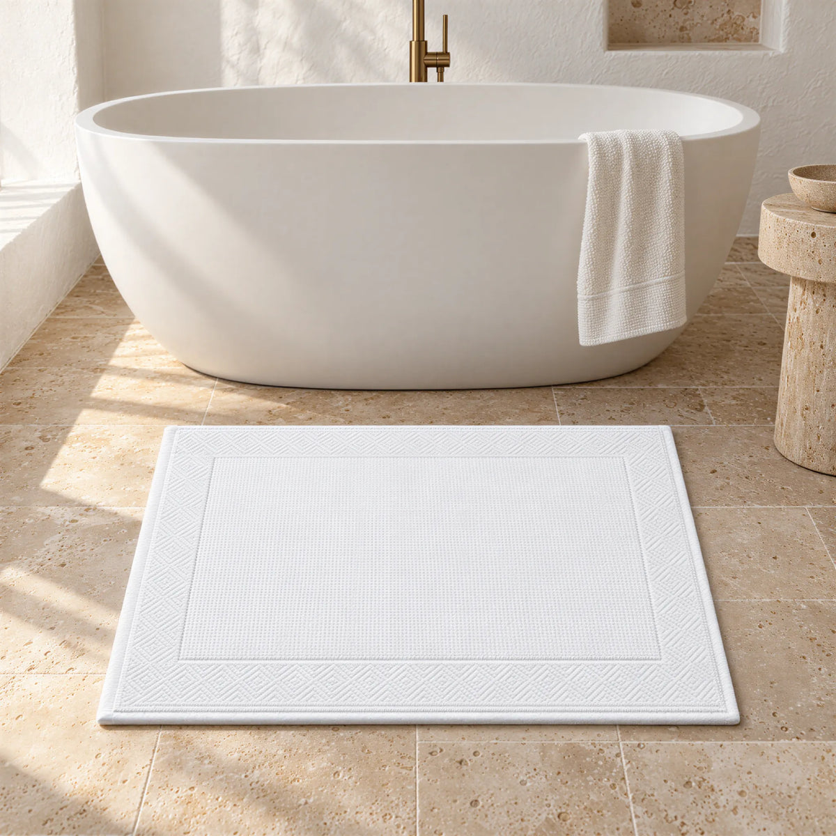 Badematte weiß im hellen Badezimmer