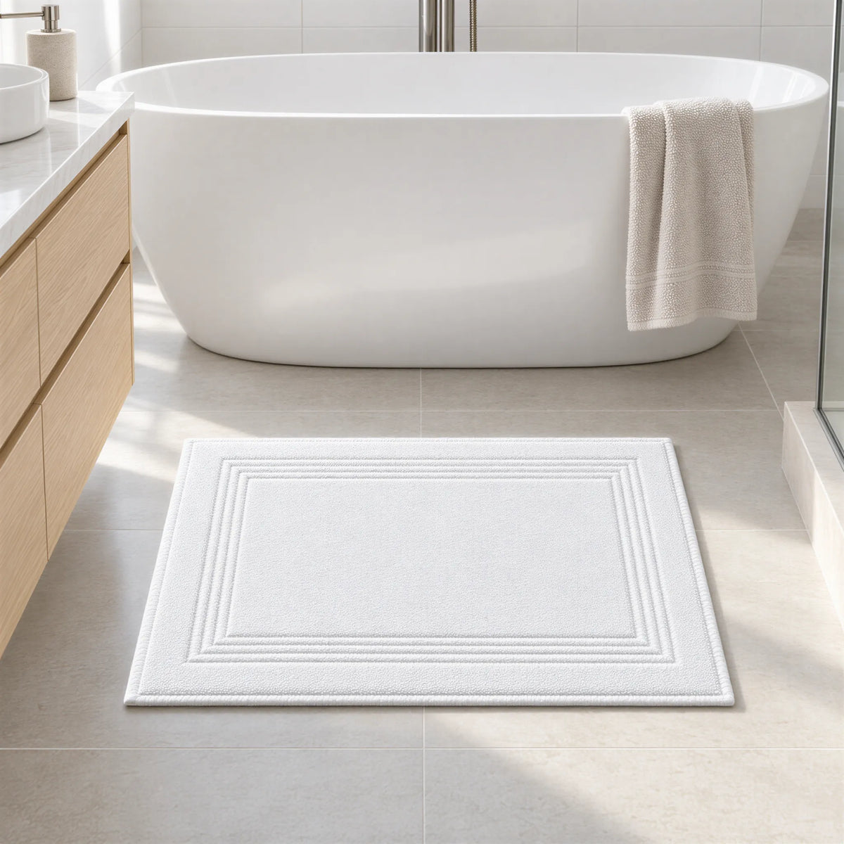 Badematte weiß aus Zwirnfrottee im hellen Badezimmer