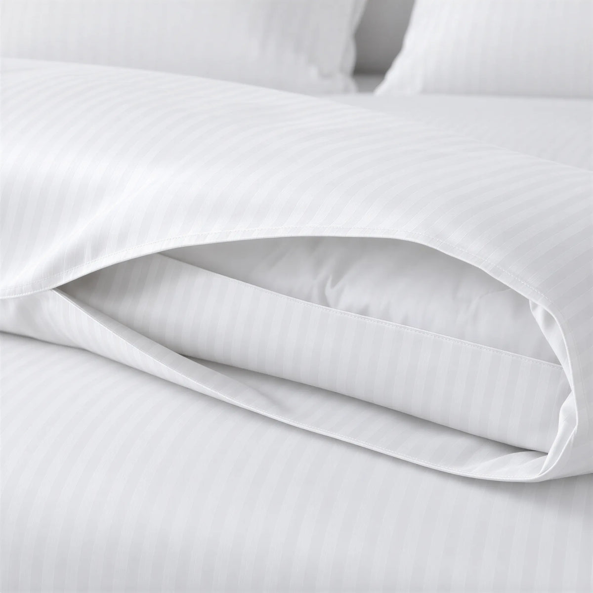 Bettbezug Mako-Satin weiß mit Feinstreifen – Detail von Stoff und Verarbeitung