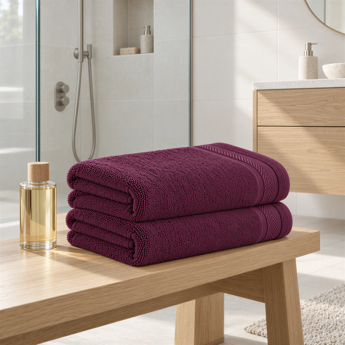 Duschtuch Aubergine aus Walkfrottee im hellen Badezimmer