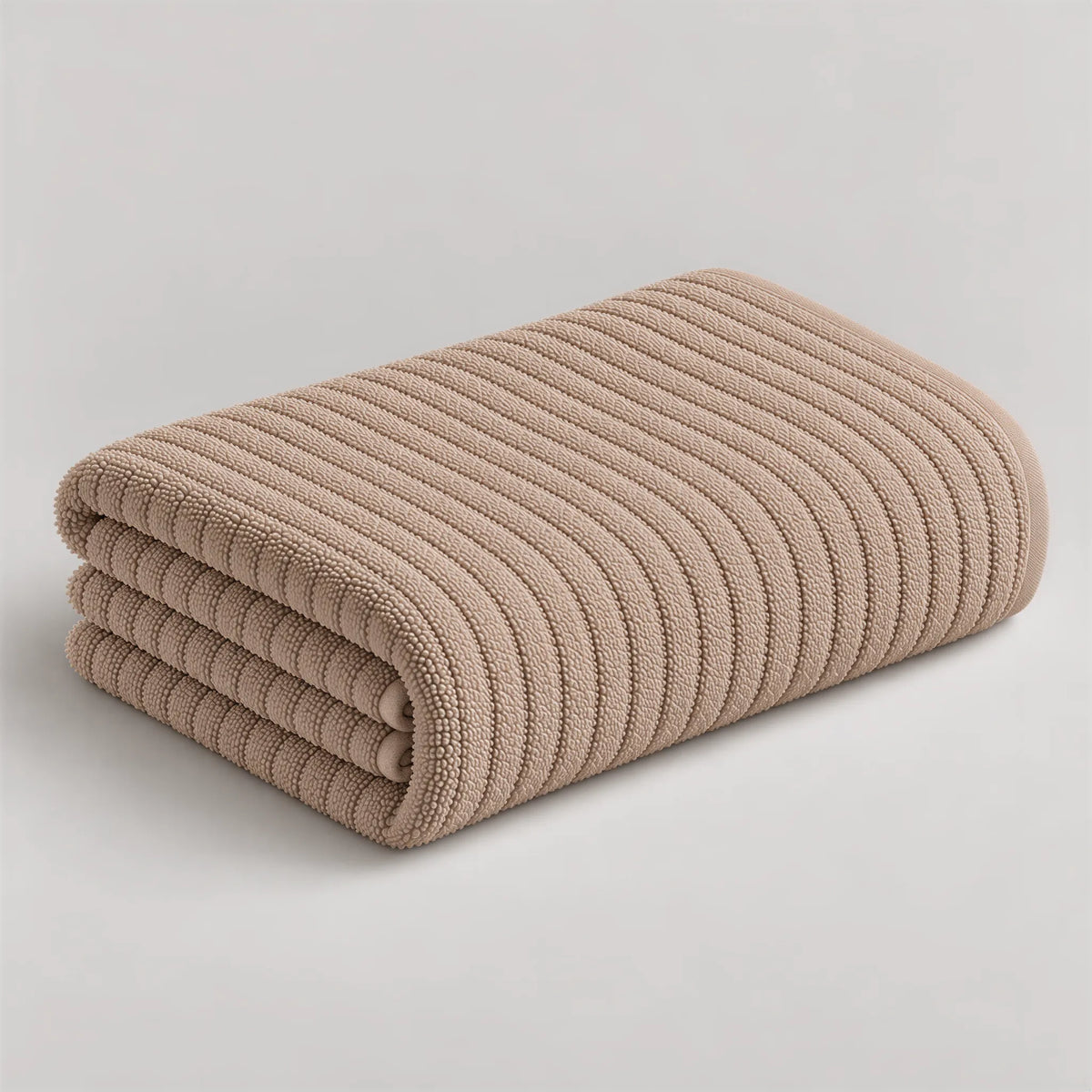Duschtuch cappuccino braun aus Zwirnfrottee, 70 x 140 cm, gefaltet auf hellgrauem Hintergrund