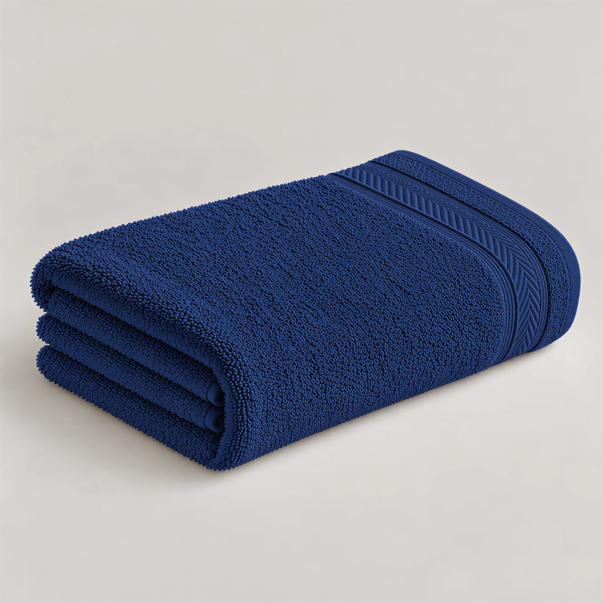 Duschtuch Navy aus Walkfrottee, 70 x 140 cm, gefaltet auf hellgrauem Hintergrund