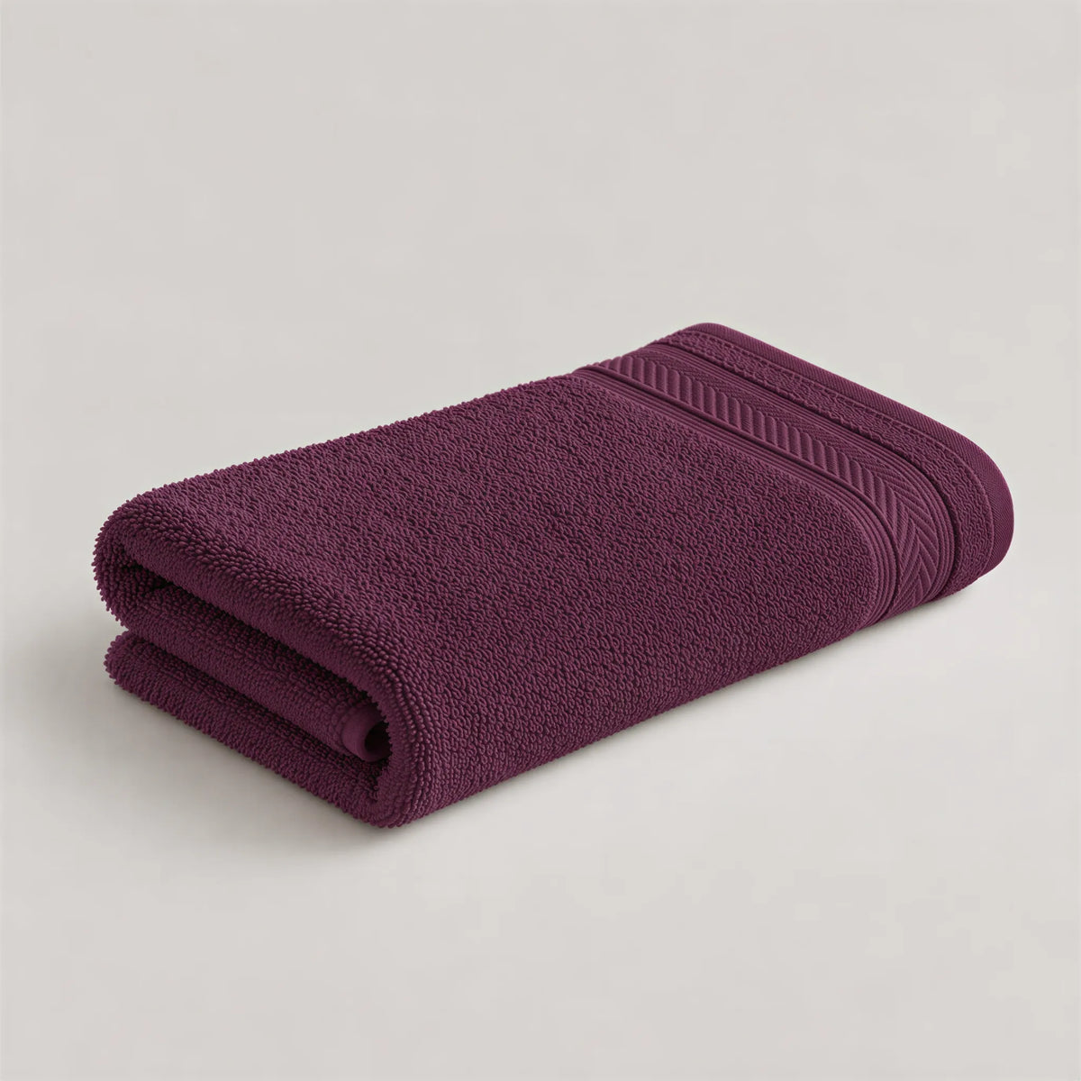 Handtuch Aubergine aus Walkfrottee, 50 x 100 cm, gefaltet auf hellgrauem Hintergrund