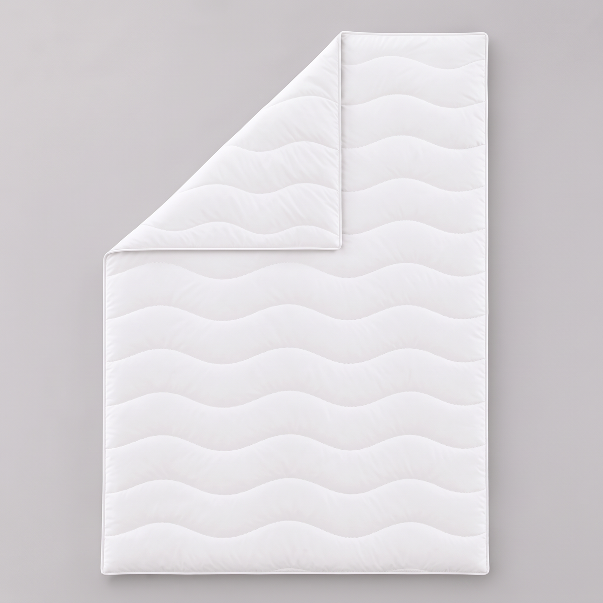Mikrofaser Bettdecke mit Dacron®-Faser und Wellensteppung, weiß