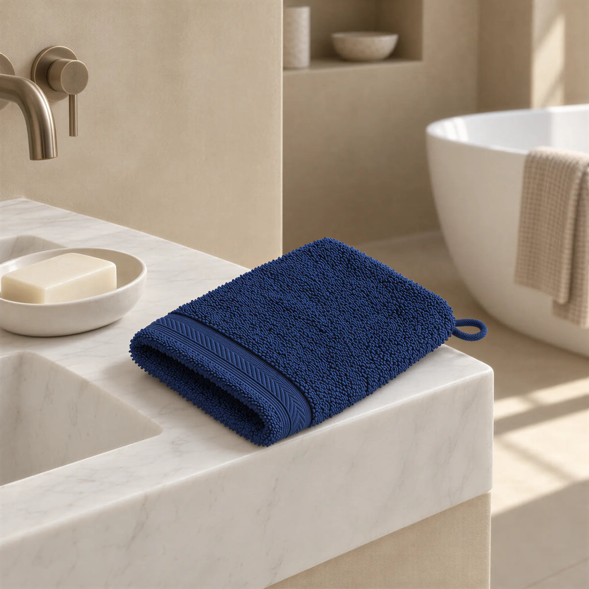 Waschhandschuh Navy aus Walkfrottee im hellen Badezimmer