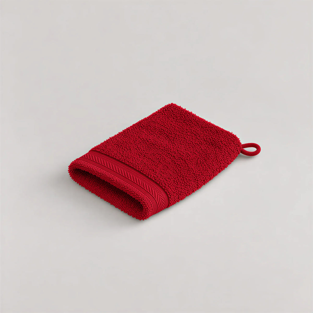 Waschhandschuh Rubinrot aus Walkfrottee, 15 x 20 cm, gefaltet auf hellgrauem Hintergrund