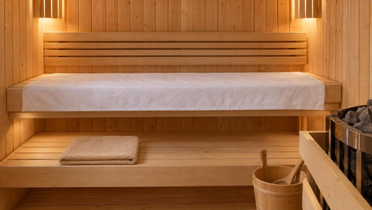 Handtuch in der Sauna: Saunatuch als Unterlage auf der Saunabank ausgebreitet