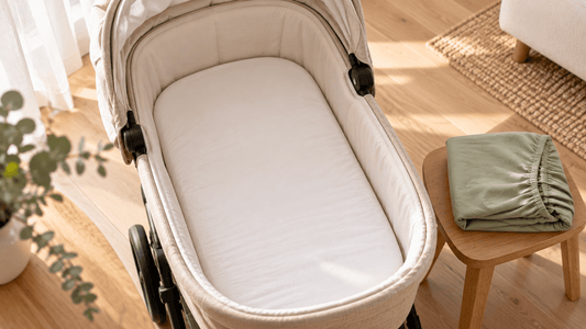 Spannbettlaken für den Kinderwagen straff auf der Matratze einer Babywanne