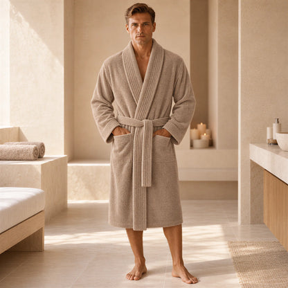 Bademantel cappuccino braun aus Walkfrottee in Kimono-Form – getragen im hellen Badezimmer
