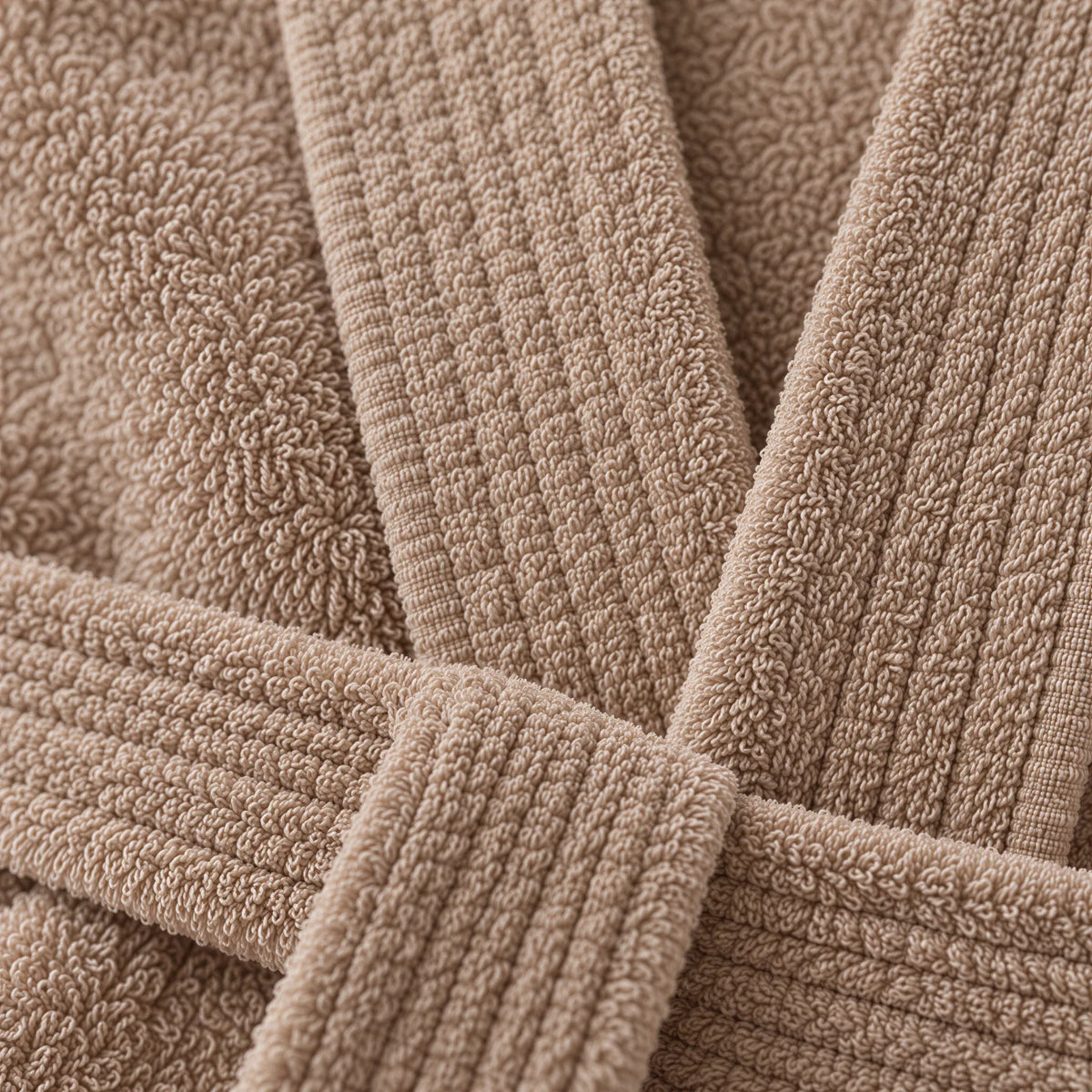 Nahaufnahme von Stoff und Gürtel – Bademantel cappuccino braun aus Walkfrottee in Kimono-Form