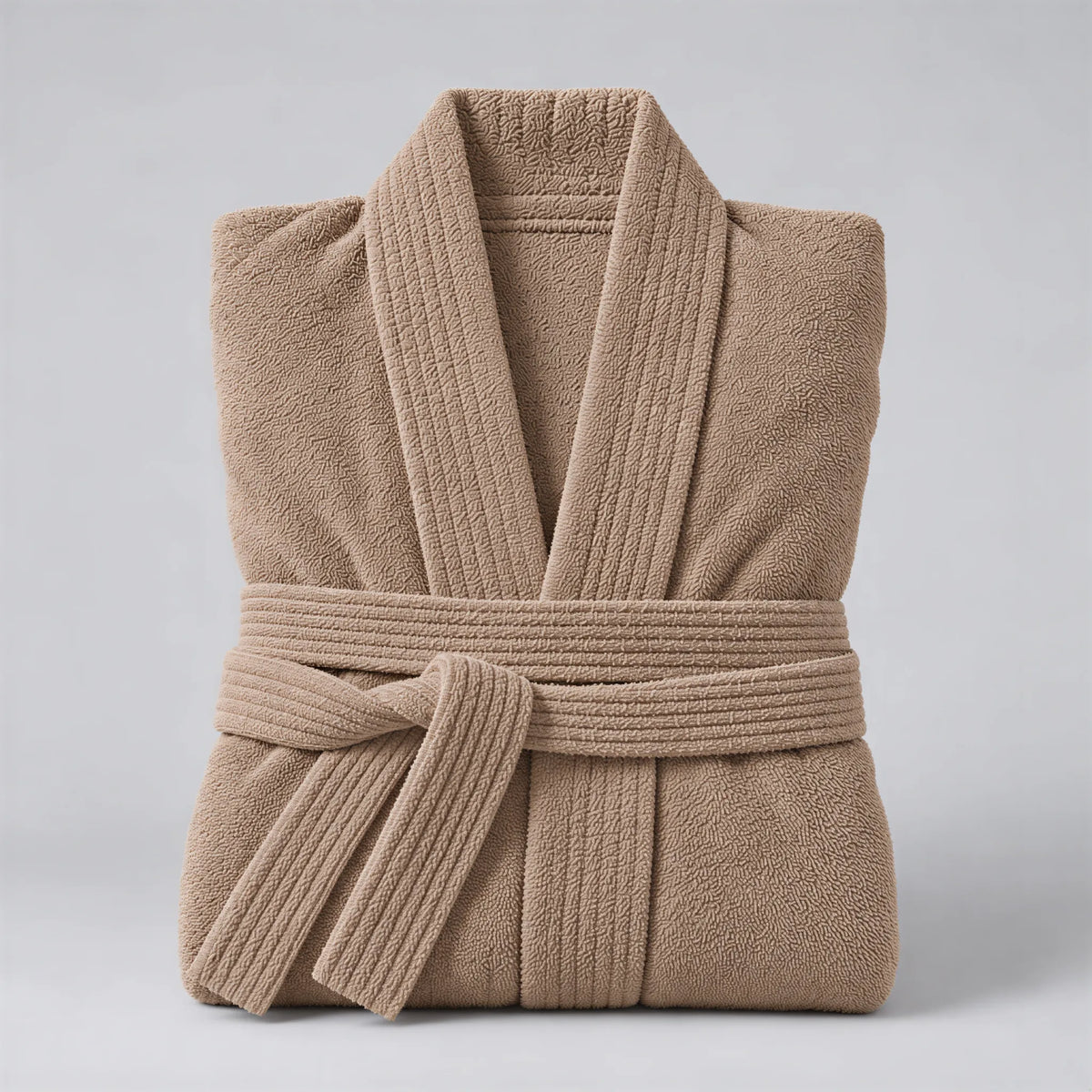 Bademantel cappuccino braun aus Walkfrottee in Kimono-Form, gefaltet auf hellgrauem Hintergrund