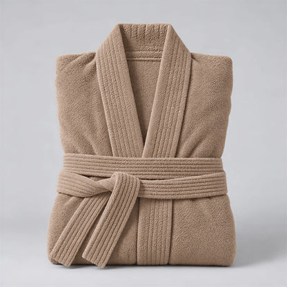 Bademantel cappuccino braun aus Walkfrottee in Kimono-Form, gefaltet auf hellgrauem Hintergrund