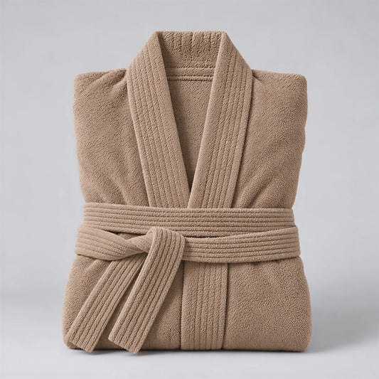 Bademantel cappuccino braun aus Walkfrottee in Kimono-Form, gefaltet auf hellgrauem Hintergrund