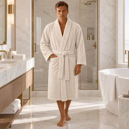 Bademantel creme beige aus Walkfrottee in Kimono-Form – getragen im hellen Badezimmer