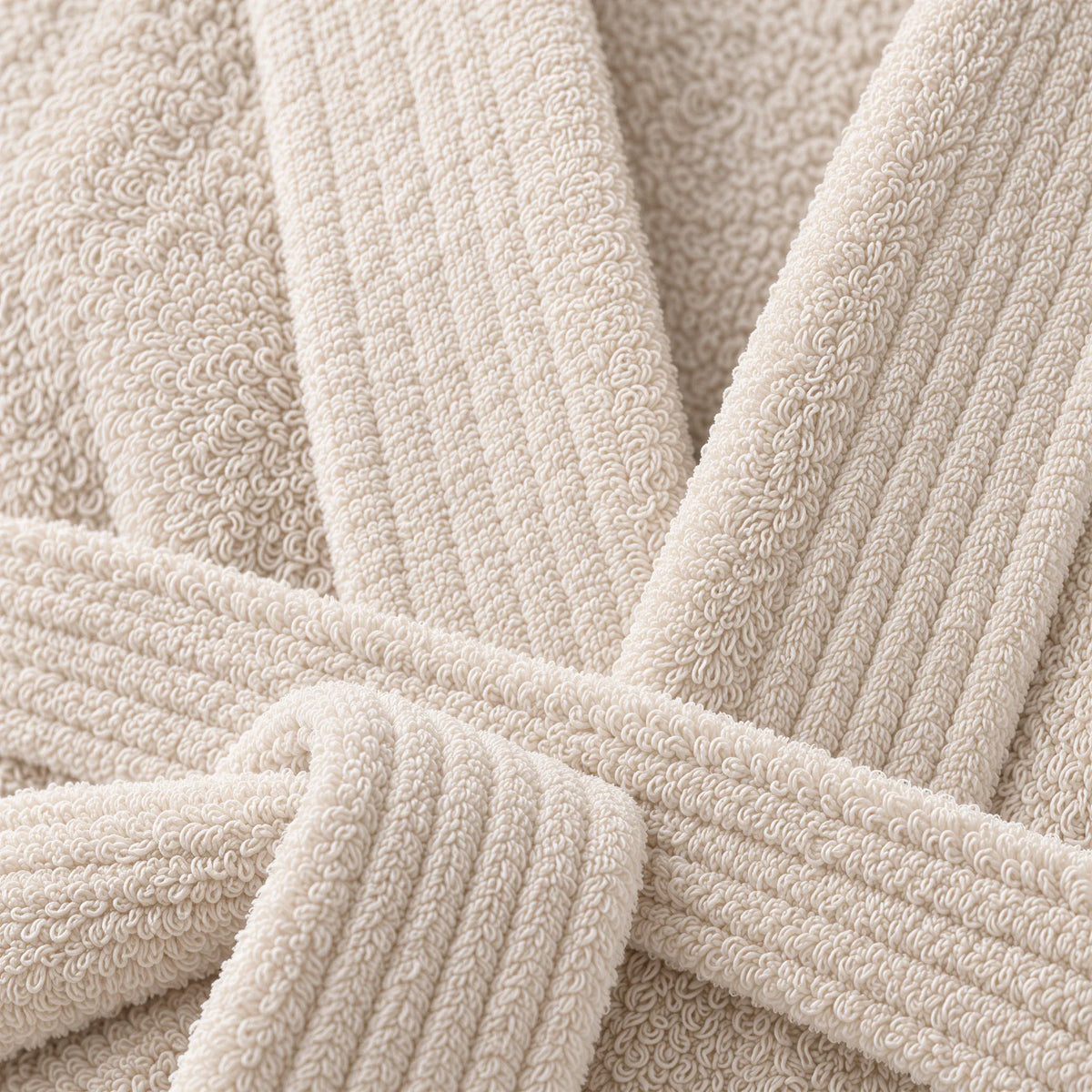 Nahaufnahme von Stoff und Gürtel – Bademantel creme beige aus Walkfrottee in Kimono-Form