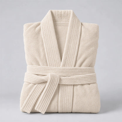 Bademantel creme beige aus Walkfrottee in Kimono-Form, gefaltet auf hellgrauem Hintergrund
