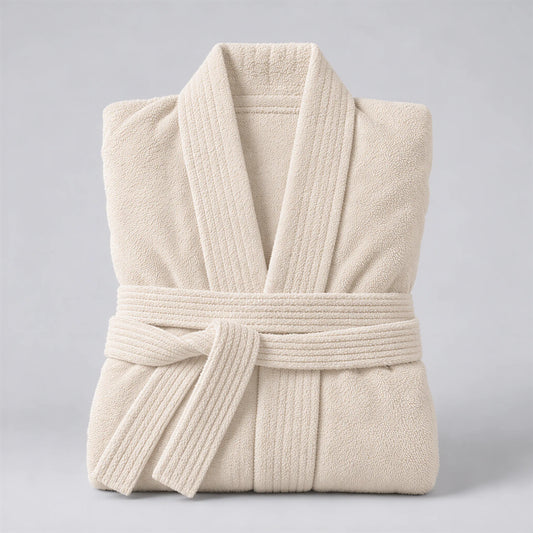 Bademantel creme beige aus Walkfrottee in Kimono-Form, gefaltet auf hellgrauem Hintergrund