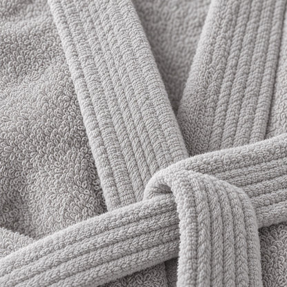 Nahaufnahme von Stoff und Gürtel – Bademantel hellgrau aus Walkfrottee in Kimono-Form
