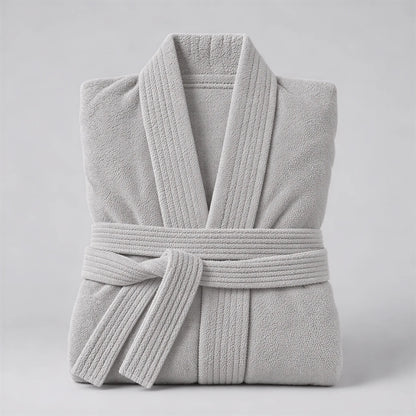 Bademantel hellgrau aus Walkfrottee in Kimono-Form, gefaltet auf hellgrauem Hintergrund