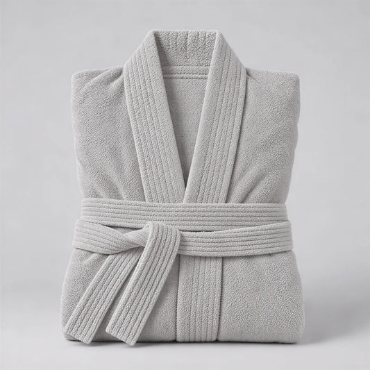 Bademantel hellgrau aus Walkfrottee in Kimono-Form, gefaltet auf hellgrauem Hintergrund