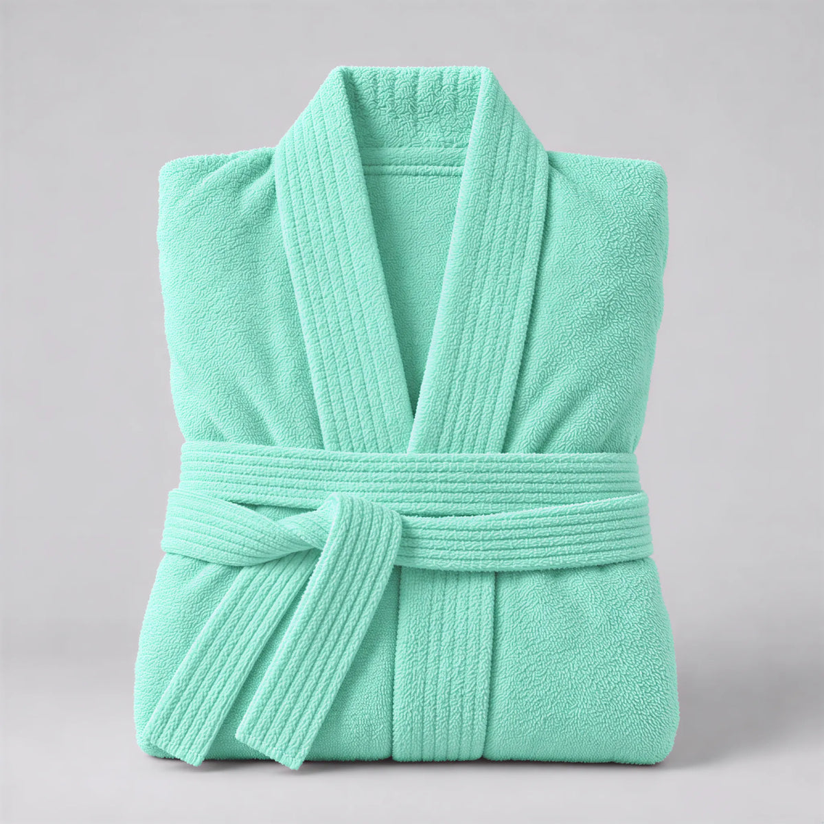Bademantel mintgrün aus Walkfrottee in Kimono-Form, gefaltet auf hellgrauem Hintergrund