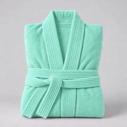 Bademantel mintgrün aus Walkfrottee in Kimono-Form, gefaltet auf hellgrauem Hintergrund
