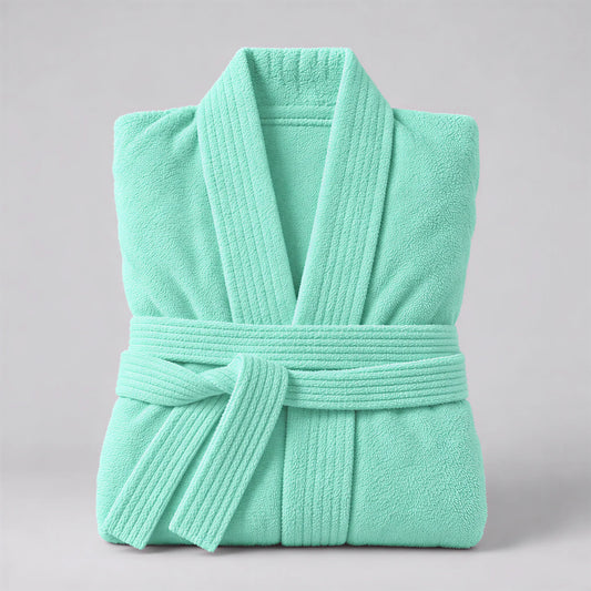 Bademantel mintgrün aus Walkfrottee in Kimono-Form, gefaltet auf hellgrauem Hintergrund