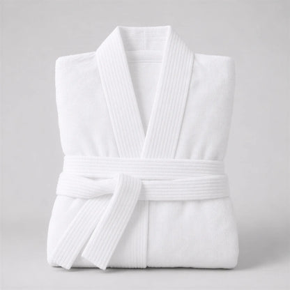 Bademantel weiß in Kimono-Form, gefaltet auf hellgrauem Hintergrund