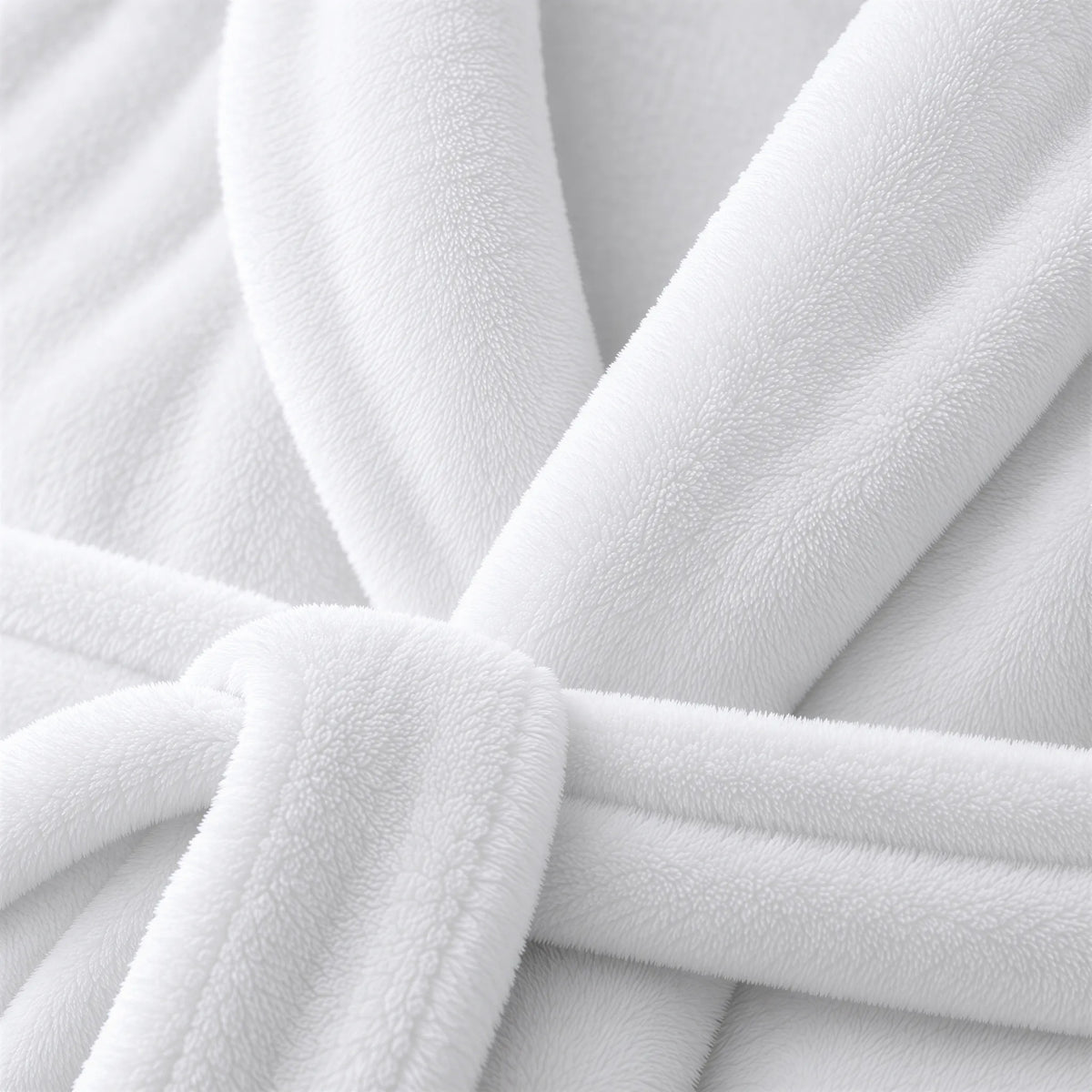 Nahaufnahme von Stoff und Gürtel – Bademantel weiß aus Microflausch mit Schalkragen