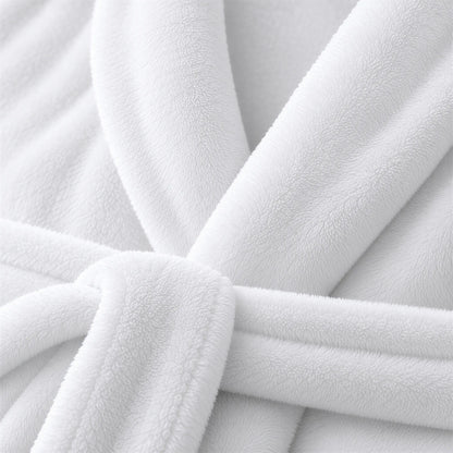 Nahaufnahme von Stoff und Gürtel – Bademantel weiß aus Microflausch mit Schalkragen