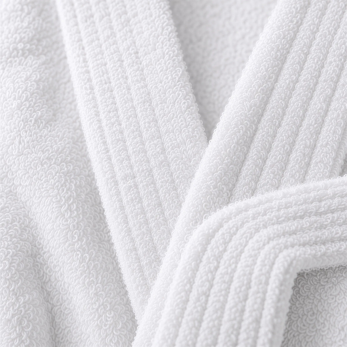 Nahaufnahme von Stoff und Gürtel – Bademantel weiß aus Walkfrottee in Kimono-Form