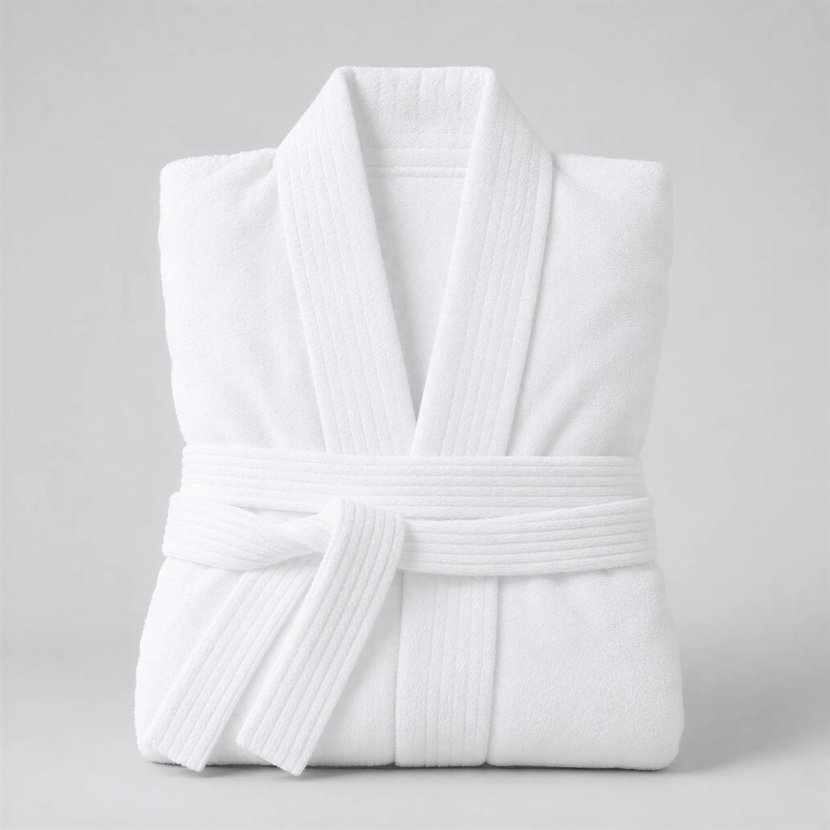 Bademantel weiß aus Walkfrottee in Kimono-Form, gefaltet auf hellgrauem Hintergrund