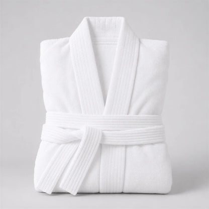 Bademantel weiß aus Walkfrottee in Kimono-Form, gefaltet auf hellgrauem Hintergrund