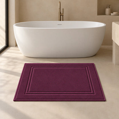 Badvorleger Aubergine aus Walkfrottee im hellen Badezimmer