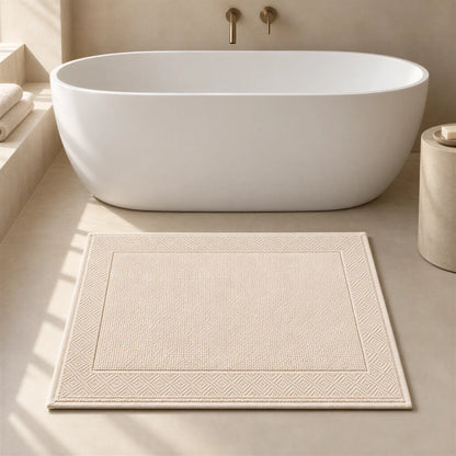 Badematte creme beige im hellen Badezimmer