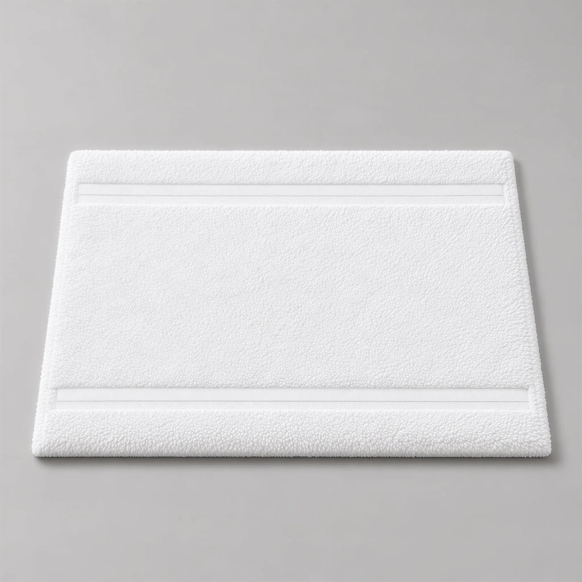Badematte weiß aus Walkfrottee, 50 x 70 cm, gefaltet auf hellgrauem Hintergrund