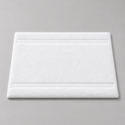 Badematte weiß aus Walkfrottee, 50 x 70 cm, gefaltet auf hellgrauem Hintergrund