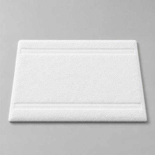Badematte weiß aus Walkfrottee, 50 x 70 cm, gefaltet auf hellgrauem Hintergrund