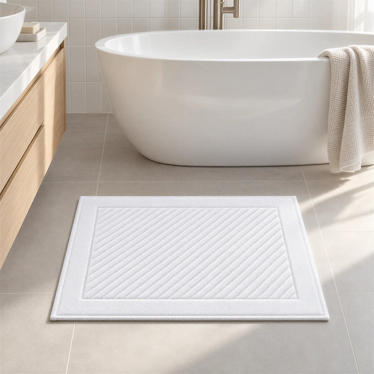Badematte weiß aus Zwirnfrottee im hellen Badezimmer
