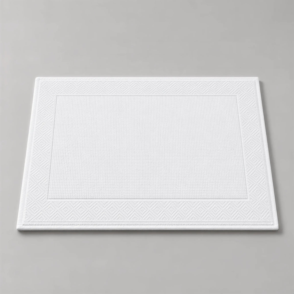 Badematte weiß aus Zwirnfrottee, 50 x 70 cm, gefaltet auf hellgrauem Hintergrund