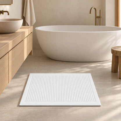 Badematte weiß aus Zwirnfrottee im hellen Badezimmer