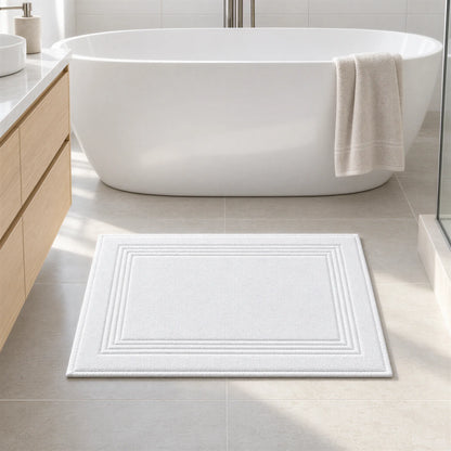 Badematte weiß aus Zwirnfrottee im hellen Badezimmer