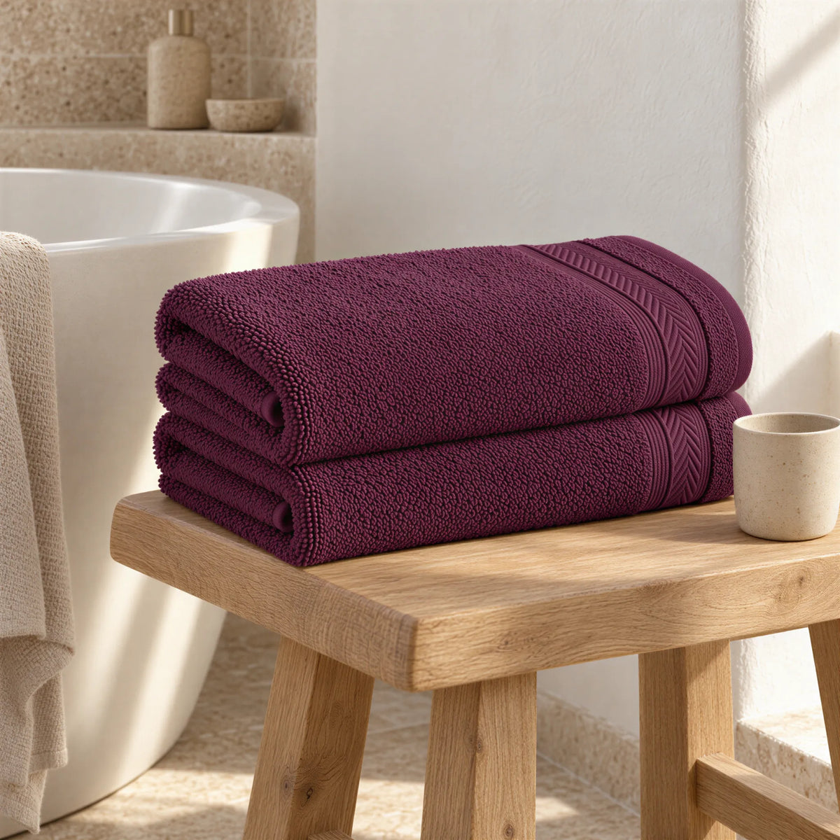 Badetuch Aubergine aus Walkfrottee im hellen Badezimmer