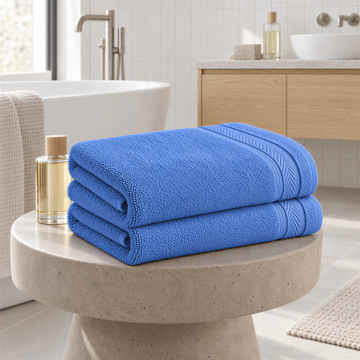 Badetuch Azurblau aus Walkfrottee im hellen Badezimmer