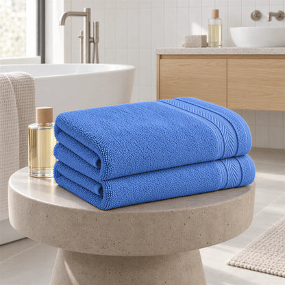 Badetuch Azurblau aus Walkfrottee im hellen Badezimmer